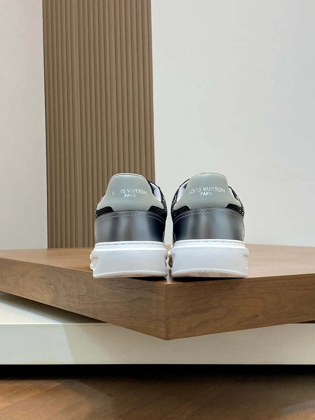Men's shoes 💰760¥ ••New arrivals•• 2025FW•LV TRAINER hot diamond starry 💎retro sneakers! Lou* V～Made in Wanduan️original and authentic goods! Original imported top-grade anti-velvet cowhide • Hot-stamped imported Czech diamonds 💠 Fabric mesh lining for feet ➕ Original TPU combination sole ~ Lasting technology • Comfortable and durable!  Size: 38-44 (Male 45 46 customized)